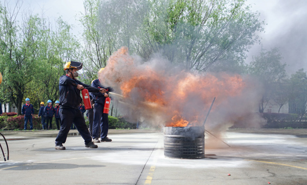 鋼構(gòu)公司開展消防應(yīng)急演練活動 鋼構(gòu)公司開展消防應(yīng)急演練活動