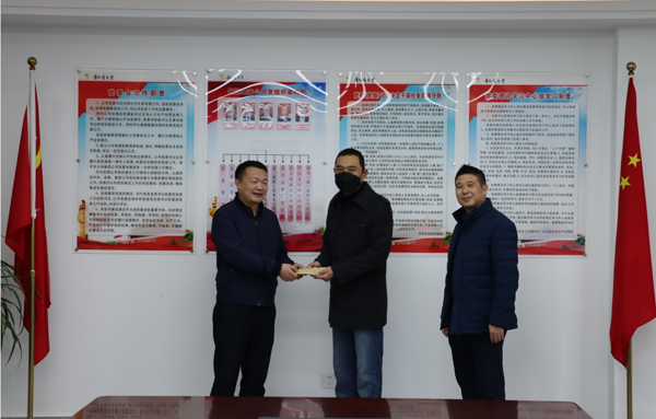 集團公司黨委委員、副總經(jīng)理胡新付到公司走訪慰問